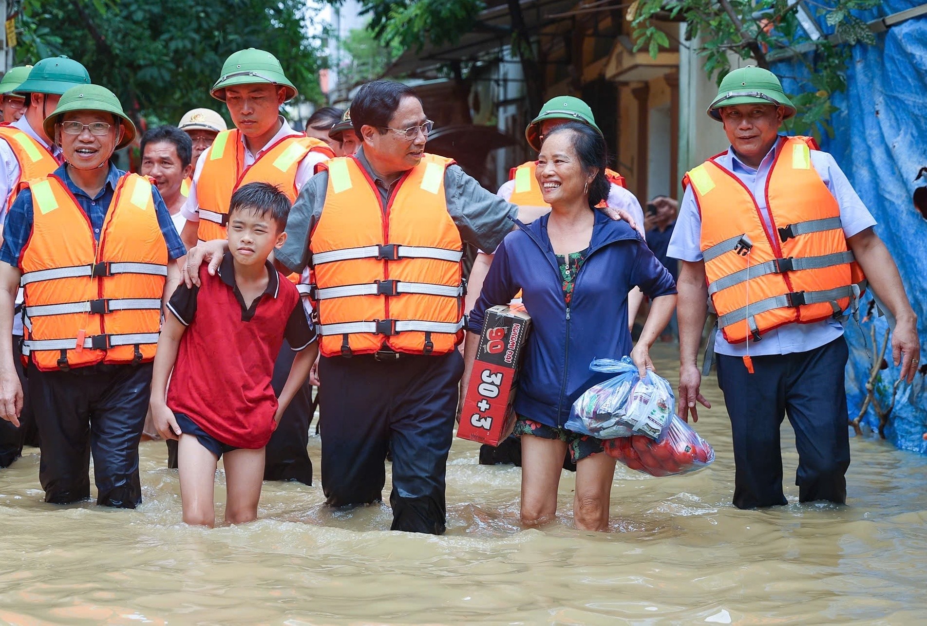 Thủ tướng Phạm Minh Chính thăm hỏi người dân xã Vân Hà, thị xã Việt Yên, tỉnh Bắc Giang, sáng 10/9. Ảnh: Nhật Bắc