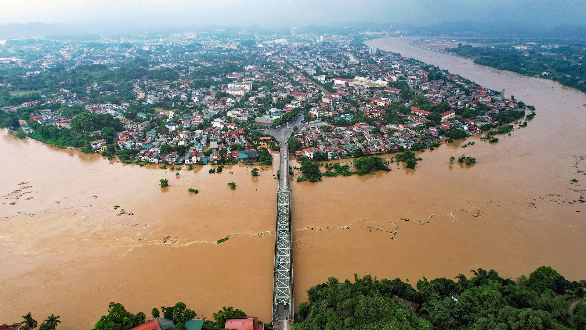 Nước sông Hồng dâng cao vượt đỉnh, nhiều khu vực tại TP Yên Bái bị ngập sâu. Ảnh: Đức Hoàng