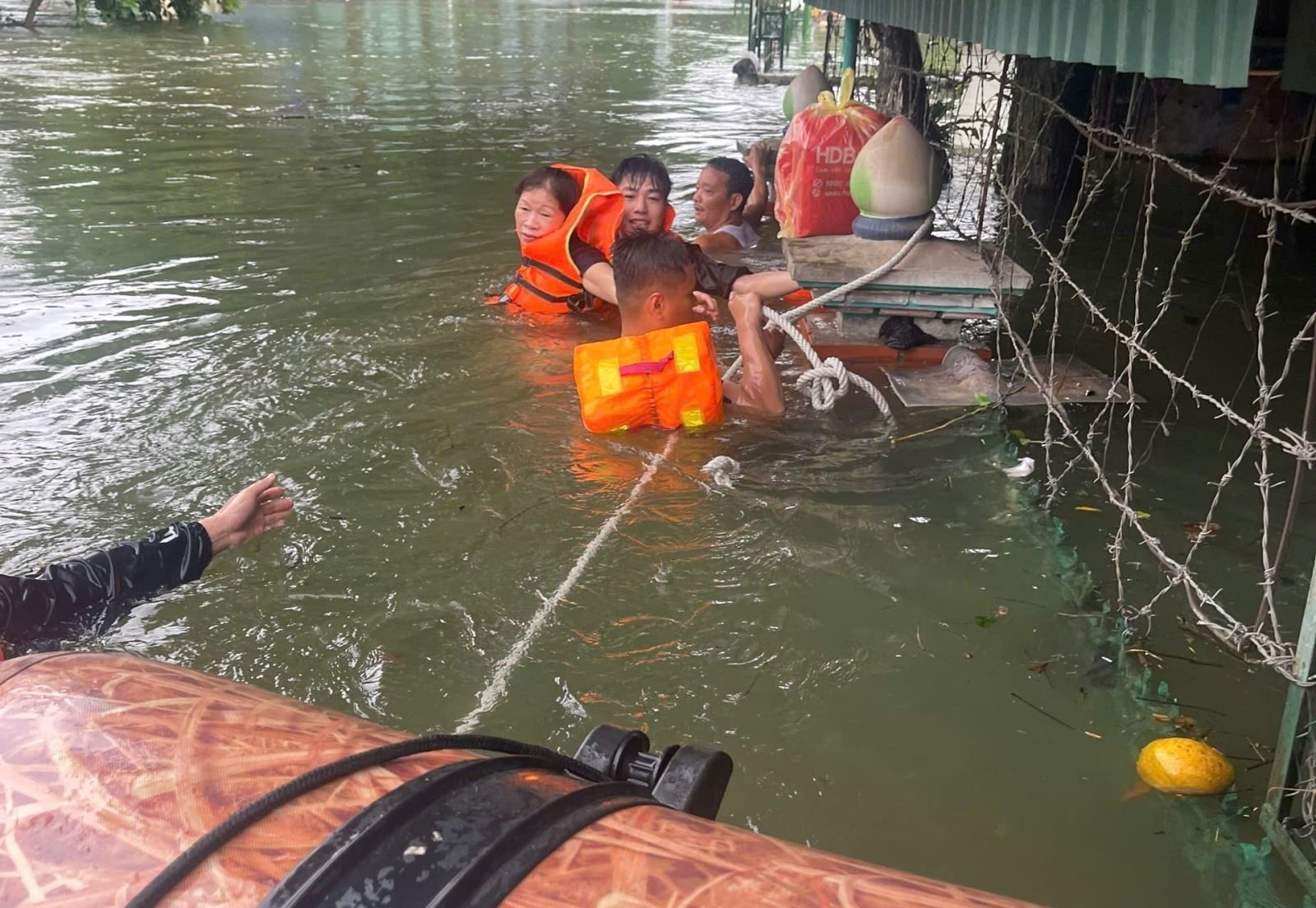 Câu lạc bộ Xuồng hơi cứu hộ thanh niên Hà Nội hỗ trợ đưa người dân ra khỏi vùng ngập lụt. Ảnh: TTXVN phát