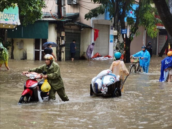 Ngập tại phố Tân Ấp, phường Phúc Xá, quận Ba Đình. Ảnh: Thanh Tùng/TTXVN