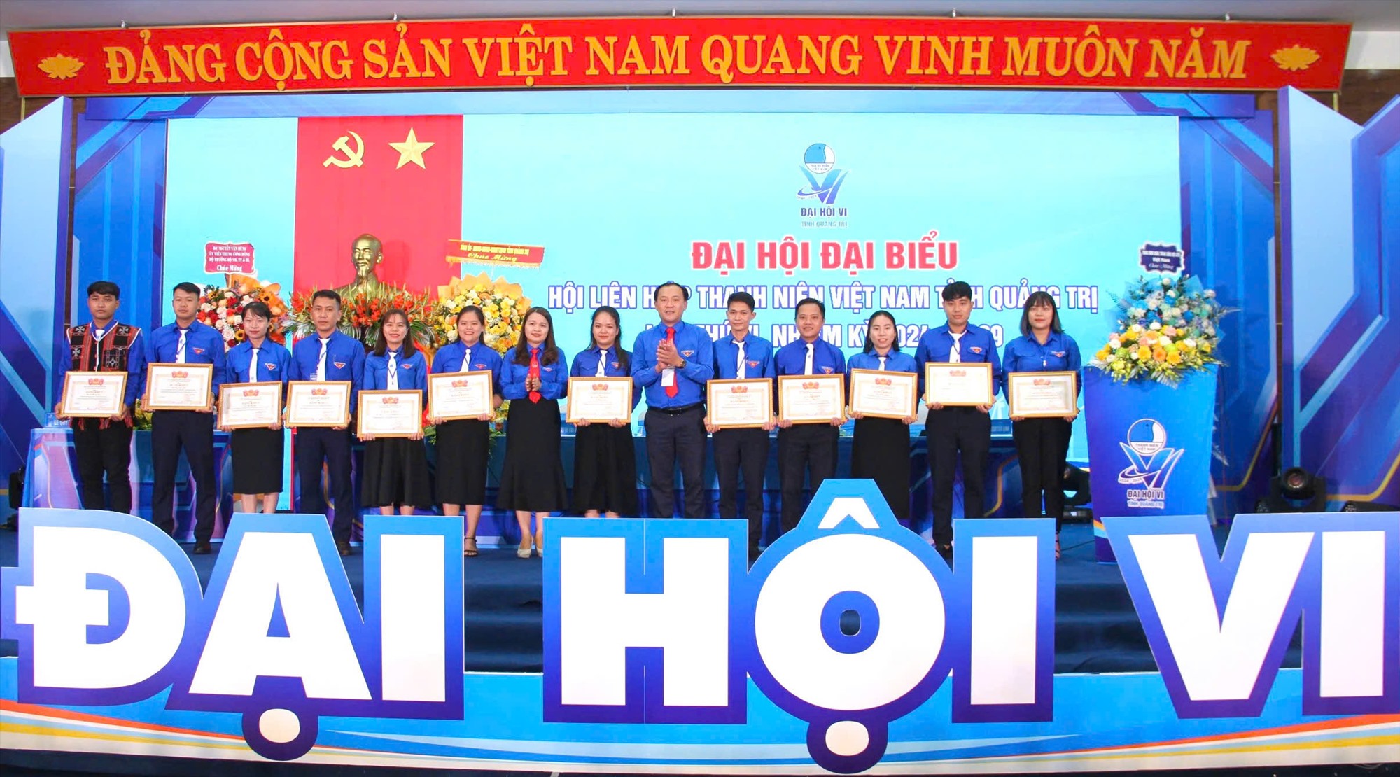 Ban Chấp hành Tỉnh đoàn tặng bằng khen cho các tập thể và cá nhân - Ảnh: M.Đ