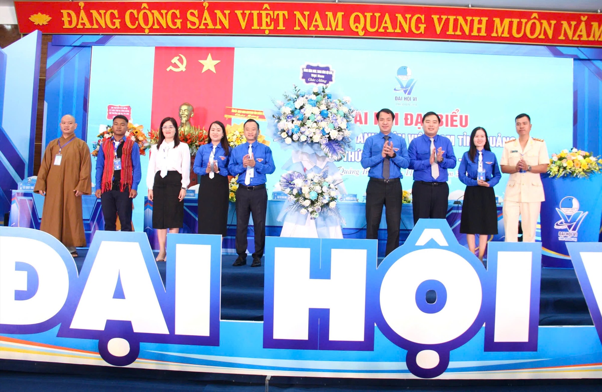 Lãnh đạo Trung ương Đoàn, Hội LHTN Việt Nam tặng hoa chúc mừng đại hội - Ảnh: M.Đ