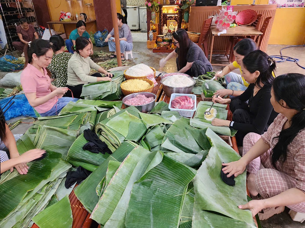 Nhiều phụ nữ tập trung tại quán Cơm chay 1987, ở TP. Đông Hà gói bánh chưng, làm muối thịt sả hỗ trợ đồng bào vùng lũ các tỉnh phía Bắc -Ảnh: A.Q