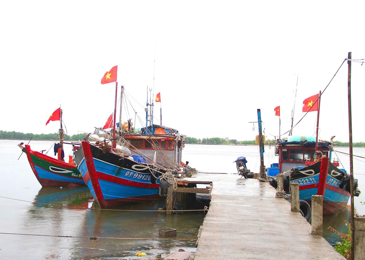 Ngư dân xã Gio Việt, huyện Gio Linh neo đậu tàu thuyền đảm bảo an toàn trong mùa mưa bão -Ảnh: H.A