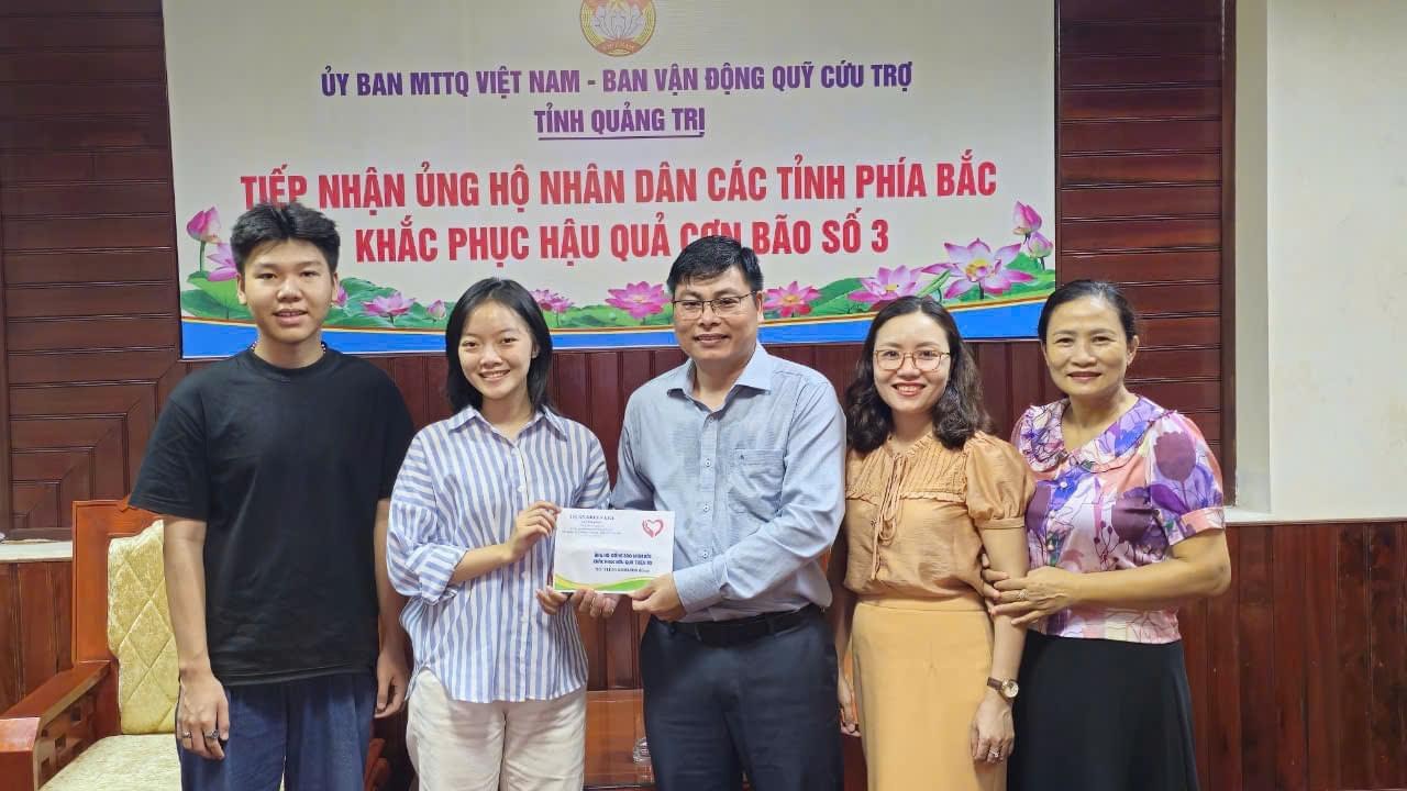 Em Lâm Hồng Phúc, đại diện Dự án Green Era trao kinh phí hỗ trợ đồng bào miền Bắc bị ảnh hưởng thiên tai cho lãnh đạo Ủy ban MTTQ Việt Nam tỉnh Quảng Trị - Ảnh: NP