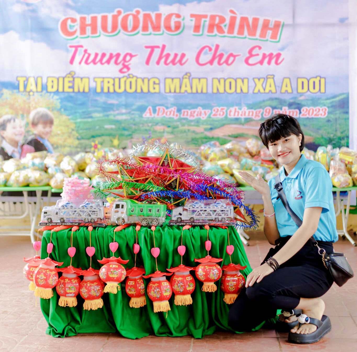 Chị Thương chụp ảnh lưu niệm trong một chuyến mang trung thu đến với trẻ em xã A Dơi, huyện Hướng Hóa - Ảnh: NVCC