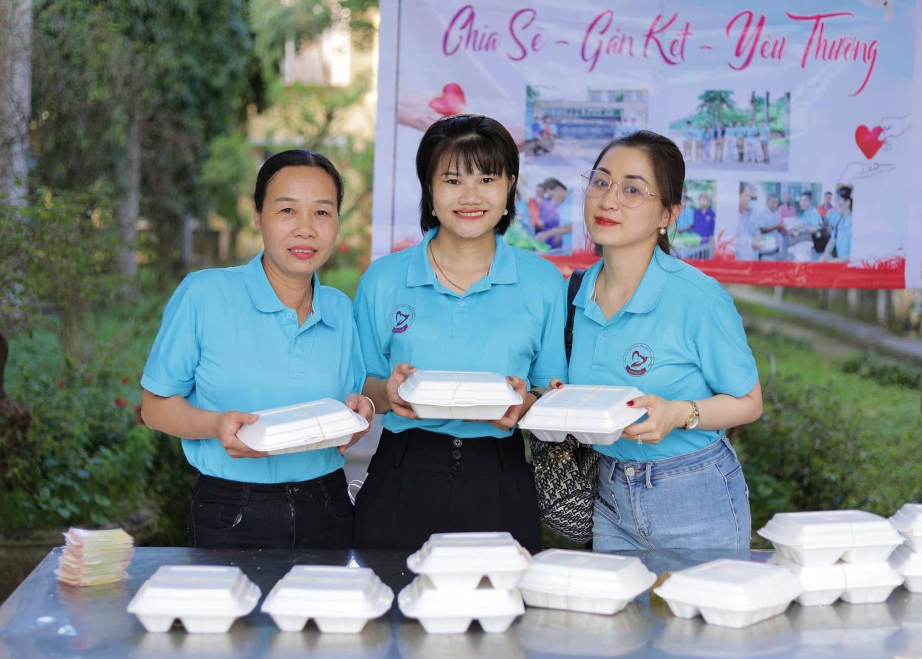Chị Thương (đứng giữa) và những người bạn chuẩn bị các suất cơm hỗ trợ bệnh nhân nghèo - Ảnh: NVCC
