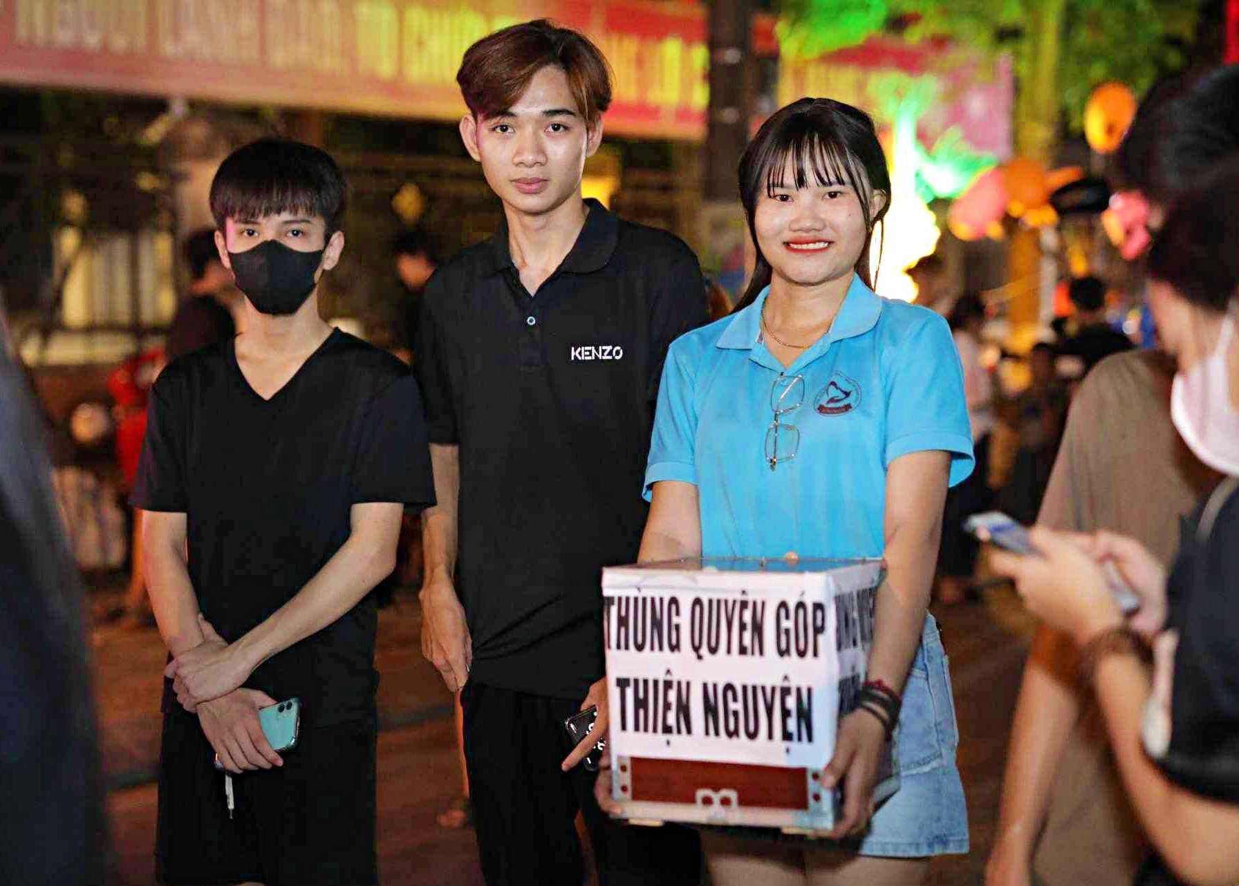 Chị Thương cùng các bạn trẻ vận động quỹ từ những tấm lòng hảo tâm để giúp đỡ người nghèo - Ảnh: NVCC