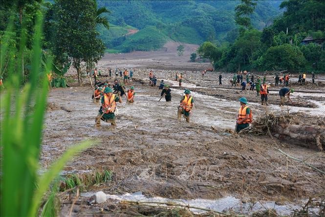 Lực lượng quân đội triển khai tìm kiếm các nạn nhân mất tích do sạt lở đất tại làng Nủ, xã Phúc Khánh, huyện Bảo Yên, ngày 12/9/2024. Ảnh: Dương Giang/TTXVN