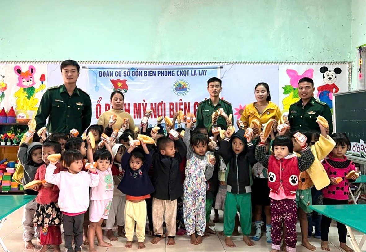 Với vai trò Phó Bí thư chi đoàn thanh niên, Thượng úy Hồ Văn Thủ (ngoài cùng bìa phải) duy trì hiệu quả mô hình “Ổ bánh mì nơi biên giới” -Ảnh: LÊ TRƯỜNG