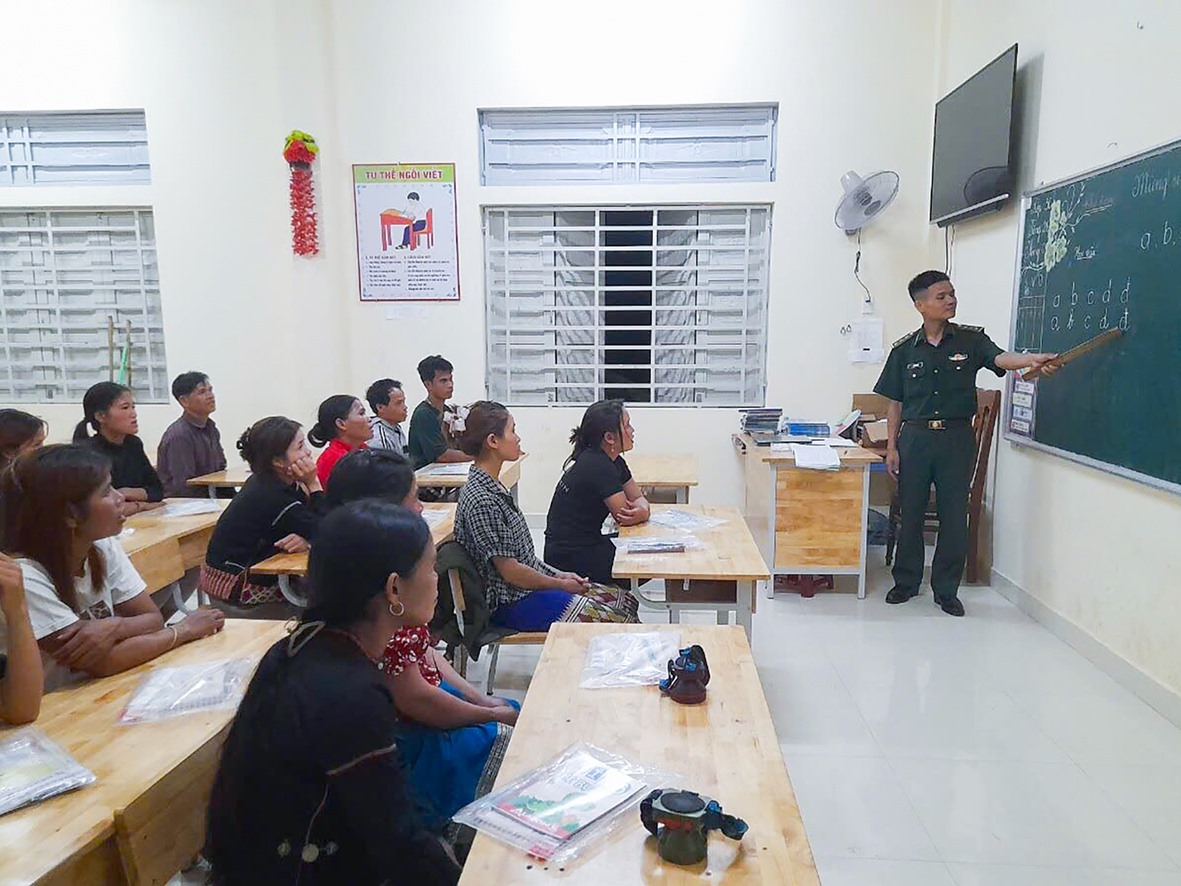 Lớp học xóa mù chữ do Đại úy Hồ Văn Hữu vận động, thu hút hàng chục chị em phụ nữ thôn A Dơi Đớ, xã A Dơi, huyện Hướng Hóa đến học -Ảnh: LÊ TRƯỜNG