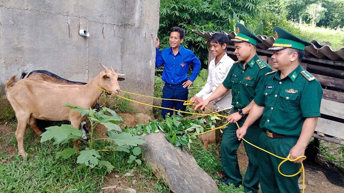 Bà con vùng biên huyện Đakrông phấn khởi vì nhận được hỗ trợ từ mô hình “Dê giống khởi nghiệp” của Đồn Biên phòng CKQT La Lay - Ảnh: LÊ TRƯỜNG