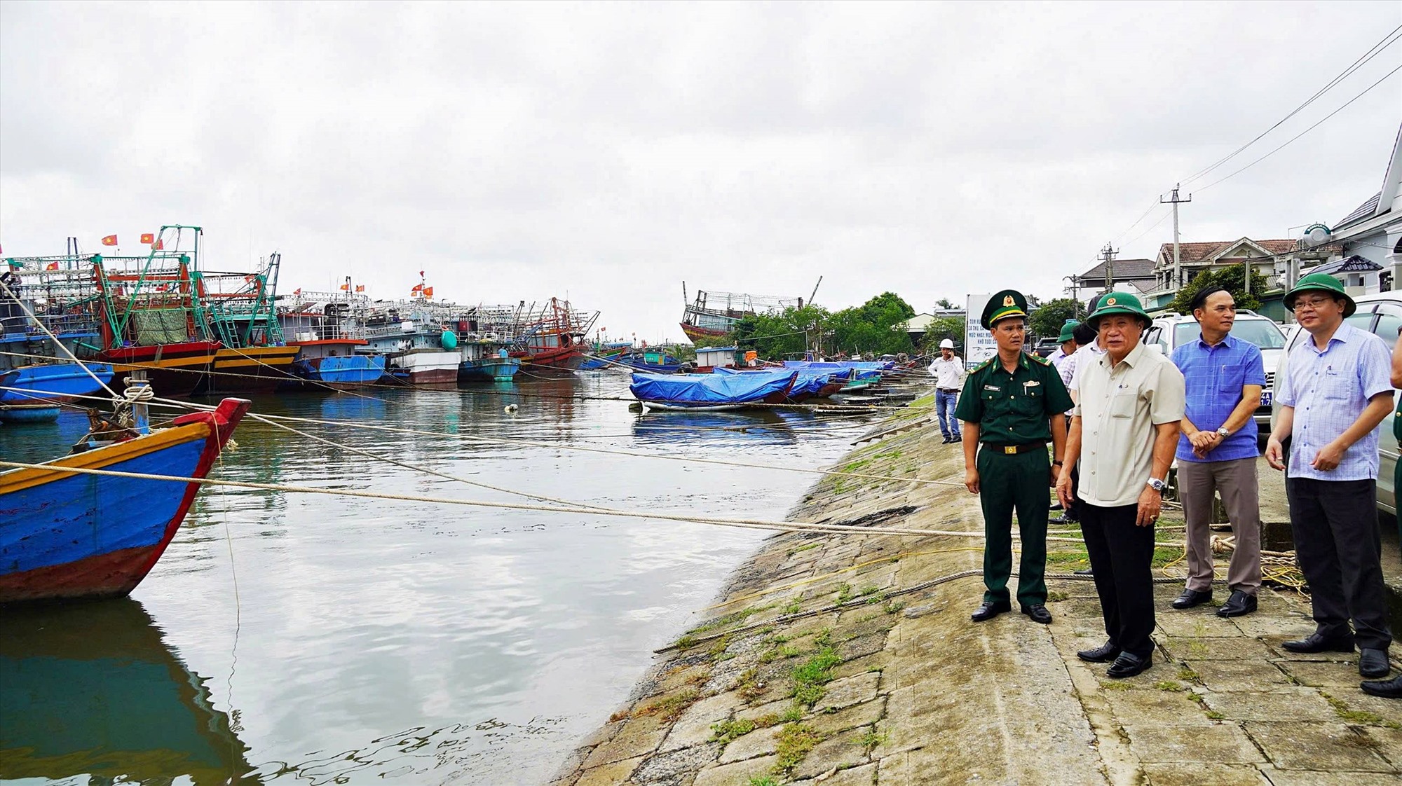 Phó Chủ tịch Thường trực UBND tỉnh Hà Sỹ Đồng kiểm tra công tác ứng phó thiên tai tại khu neo đậu tránh trú bão Nam Cửa Việt - Ảnh: L.A