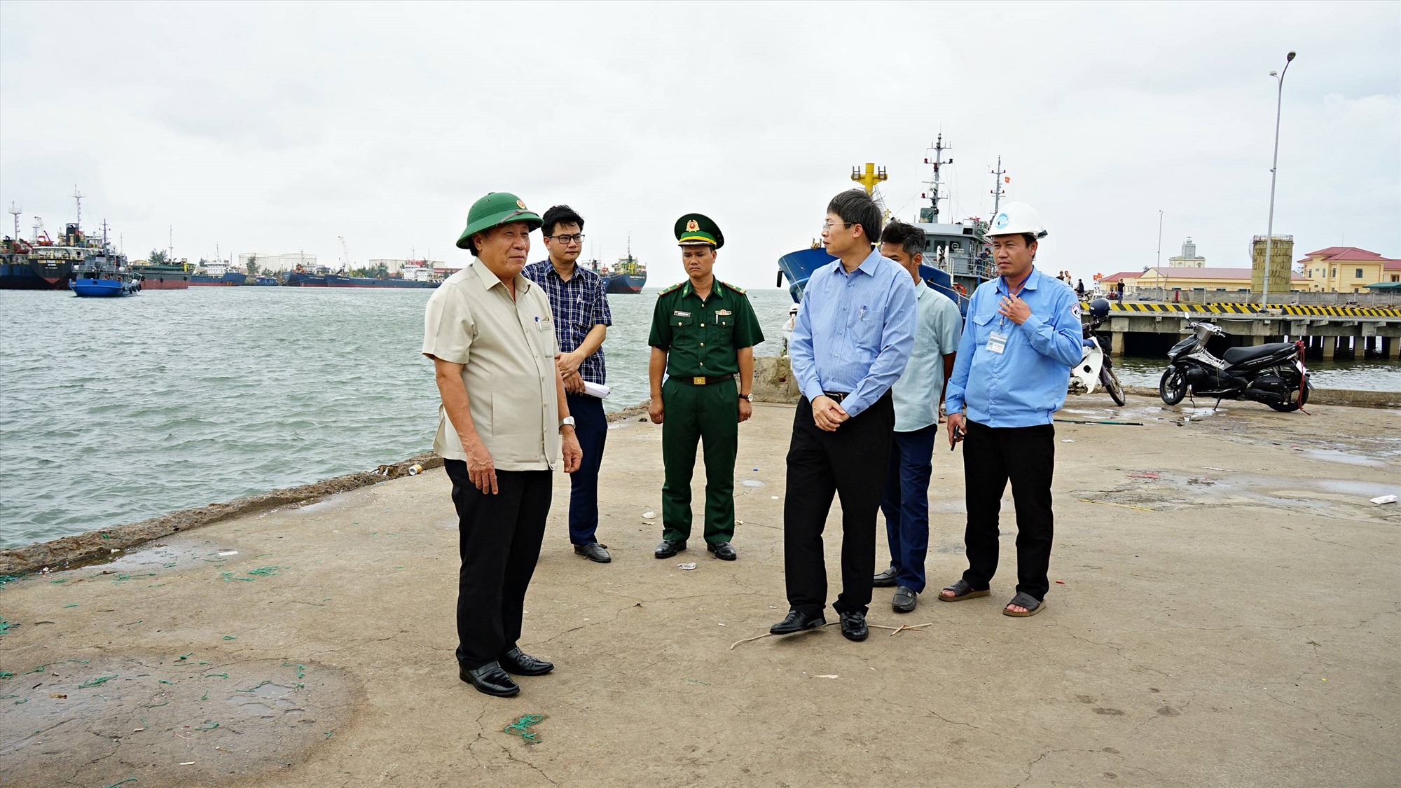 Phó Chủ tịch Thường trực UBND tỉnh Hà Sỹ Đồng kiểm tra công tác phòng chống áp thấp nhiệt đới tại Cảng cá Cửa Việt - Ảnh: L.A