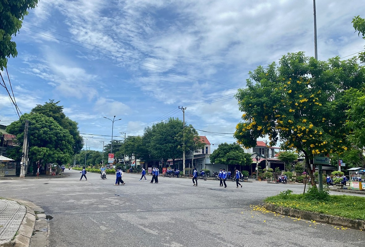 Ngã tư giao nhau giữa đường Nguyễn Huệ với đường Lê Quý Đôn, ở thị trấn Lao Bảo có mật độ người, phương tiện tham gia giao thông khá lớn nhưng chưa được lắp đặt hệ thống đèn tín hiệu giao thông làm tiềm ẩn nguy cơ tai nạn giao thông -Ảnh: N.B