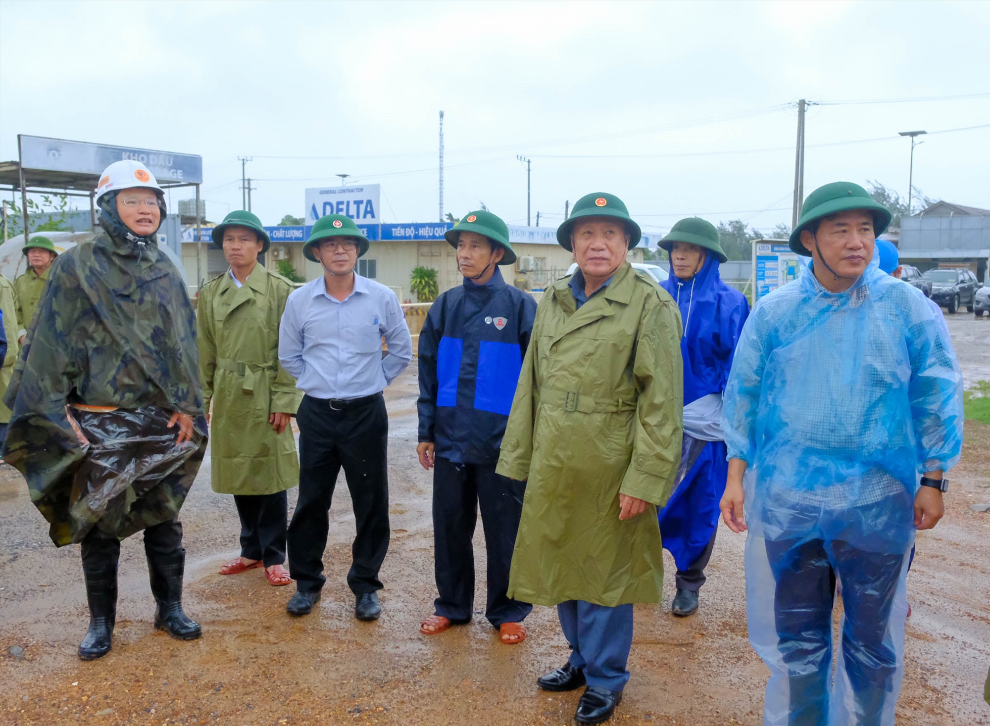 Phó Chủ tịch Thường trực UBND tỉnh Quảng Trị Hà Sỹ Đồng kiểm tra công tác ứng phó bão số 4 tại Khu dịch vụ - du lịch Gio Hải - Ảnh: Trần Tuyền