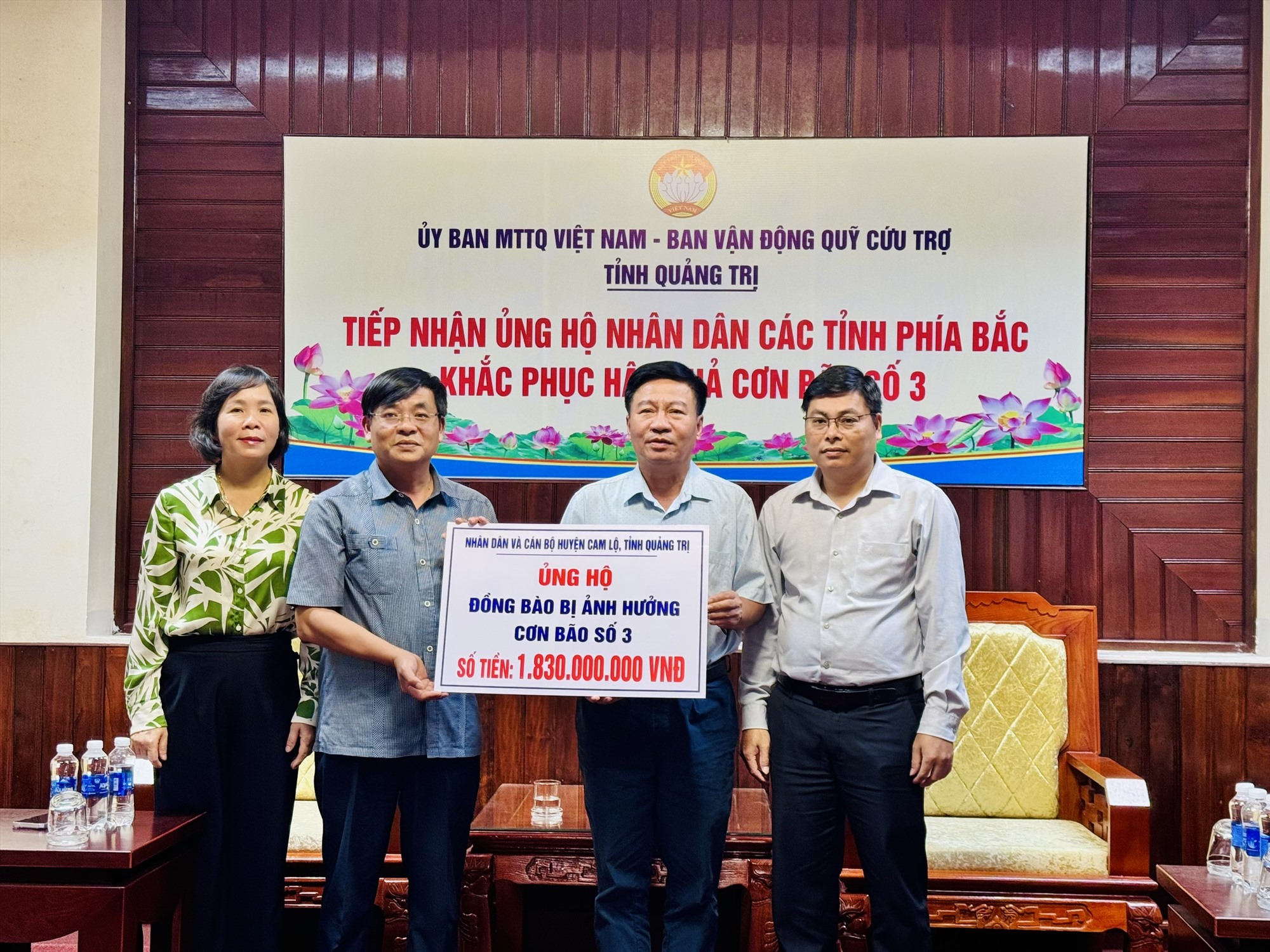 Chủ tịch Ủy ban MTTQ Việt Nam tỉnh Đào Mạnh Hùng tiếp nhận ủng hộ của Cán bộ và Nhân dân huyện Cam Lộ với số tiền 1,83 tỉ đồng - Ảnh: H.T