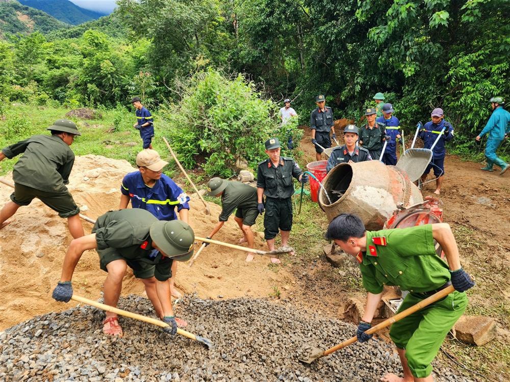 Đoàn viên thanh niên Công an tỉnh làm đường bê tông cho bà con xã Hướng Sơn -Ảnh: K.H