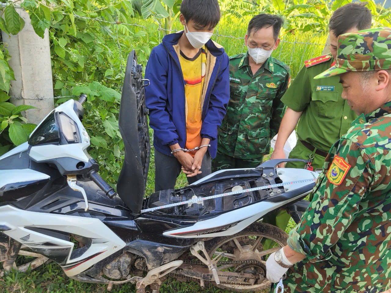 Hồ Văn Lương (ảnh có biên phòng, công an, xe máy)