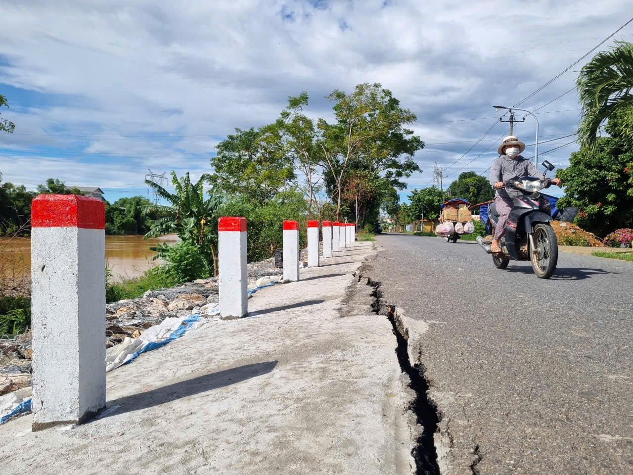 Đoạn sụt lún ở thôn Mộc Đức, xã Cam Hiếu được gia cố tạm thời bằng rọ đá xuất hiện vết nứt do ảnh hưởng bão số 4 - Ảnh: Lê Trường