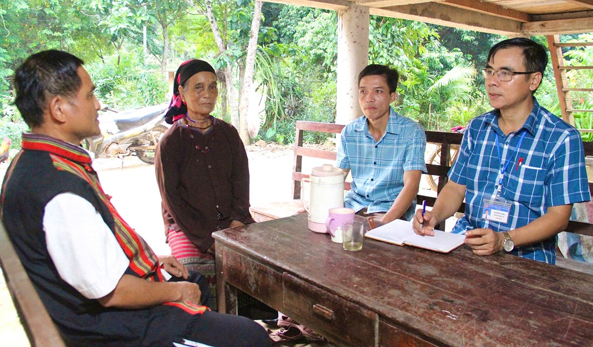 Phó Bí thư Thường trực Đảng ủy xã Vĩnh Ô Nguyễn Đức Thông (ngoài cùng, bên phải) luôn gần dân để hiểu dân và nắm bắt tâm tư, nguyện vọng chính đáng của dân - Ảnh: M.Đ