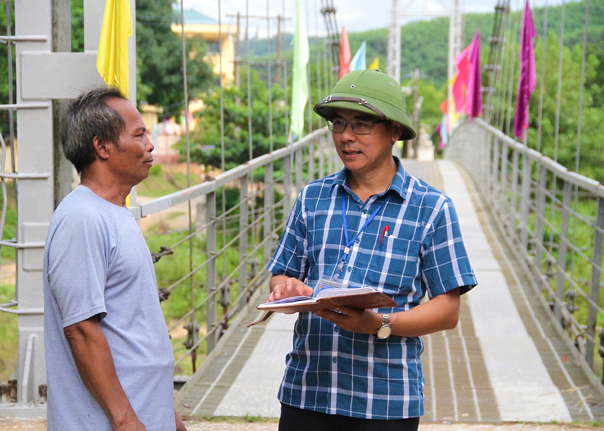 Anh Nguyễn Đức Thông (bên phải) là cầu nối đưa công tác xây dựng Đảng và các lĩnh vực khác đi sâu vào đời sống Nhân dân - Ảnh: M.Đ