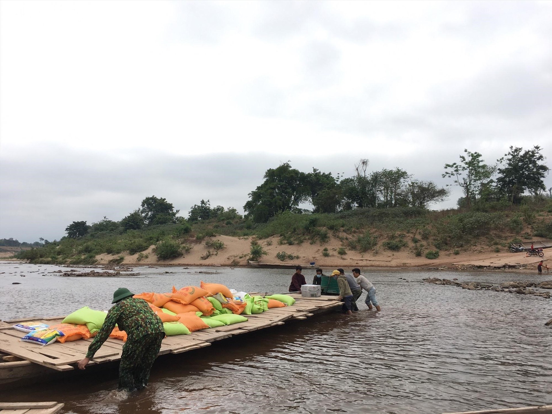 Những chuyến đò chở đầy hàng hóa hỗ trợ phía Lào.