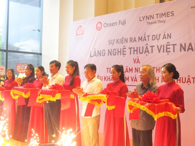 Một góc triển lãm điêu khắc trong khuôn viên khách sạn khoáng nóng Wyndham Lynn Times Thanh Thủy. Ảnh: L.Q.V