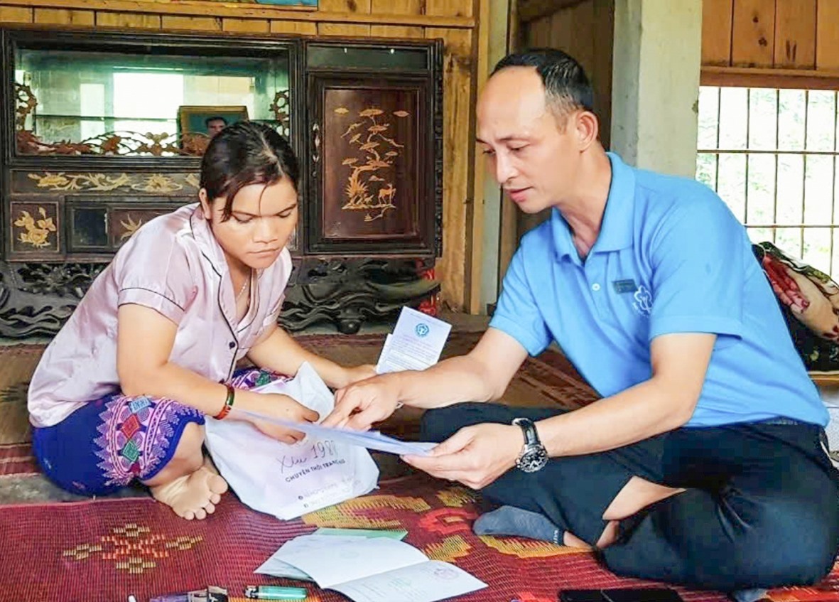 Anh Bình tuyên truyền BHXH tự nguyện cho người dân ở xã Vĩnh Ô -Ảnh: NVCC