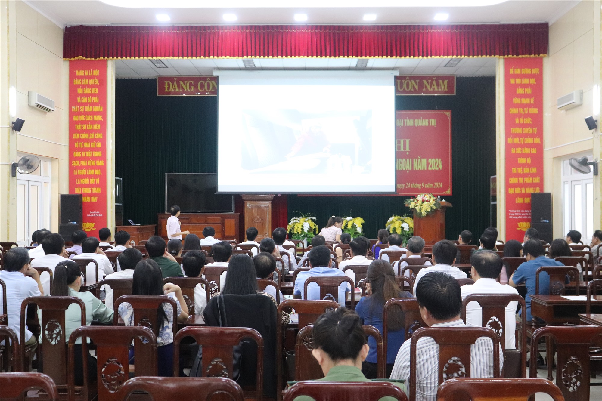 PGS.TS Đặng Đình Quý thông tin đến hội nghị tình hình thế giới hiện nay - Ảnh: N.P