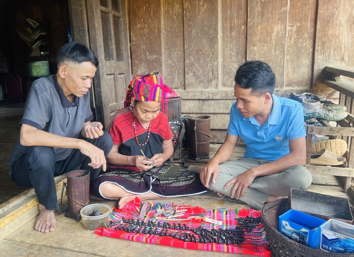 Bà Ưa sẵn sàng truyền dạy cách làm tẩu thuốc cho những người có đam mê với nghề truyền thống -Ảnh: M.L