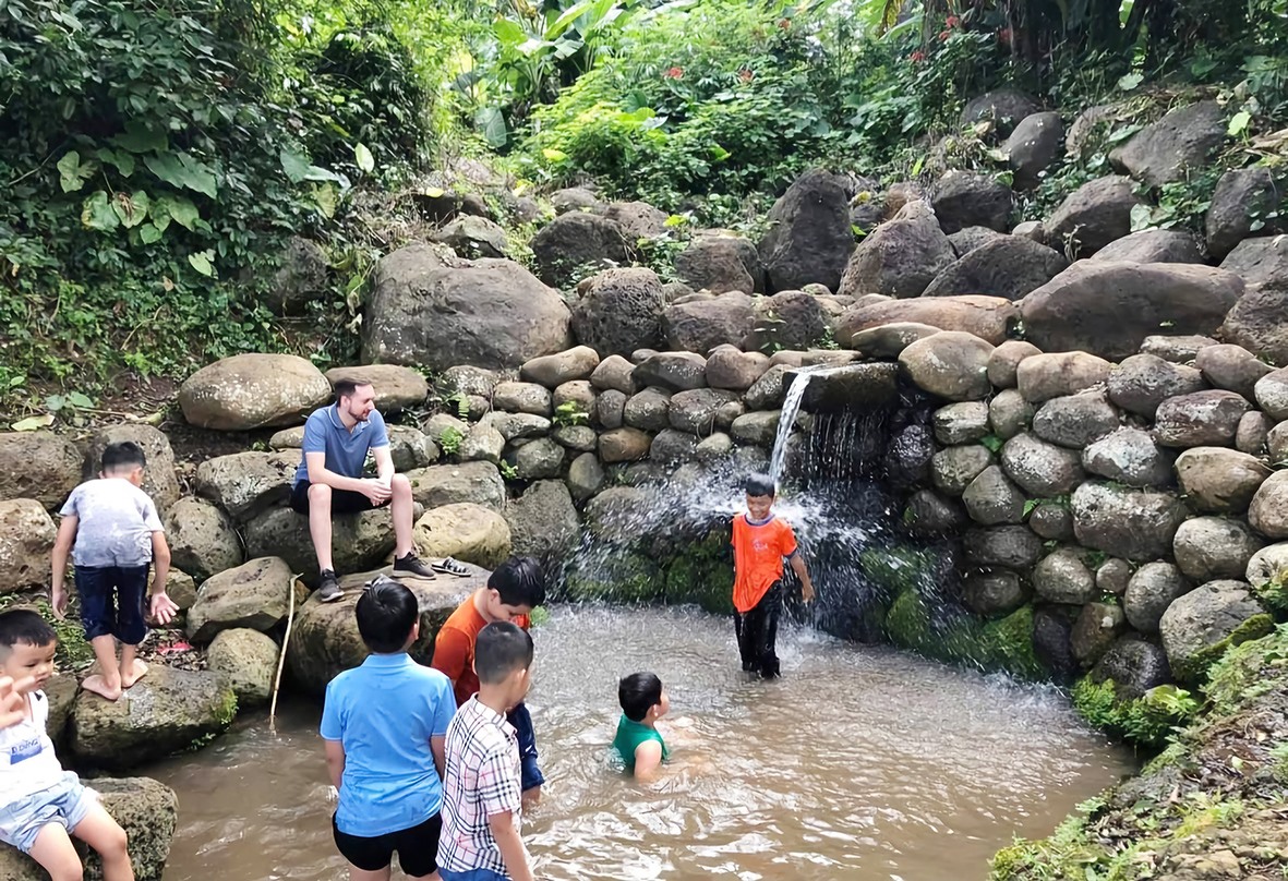 Du khách trong và ngoài nước tham quan, trải nghiệm tại giếng cổ Gio An, huyện Gio Linh -Ảnh: TÚ LINH