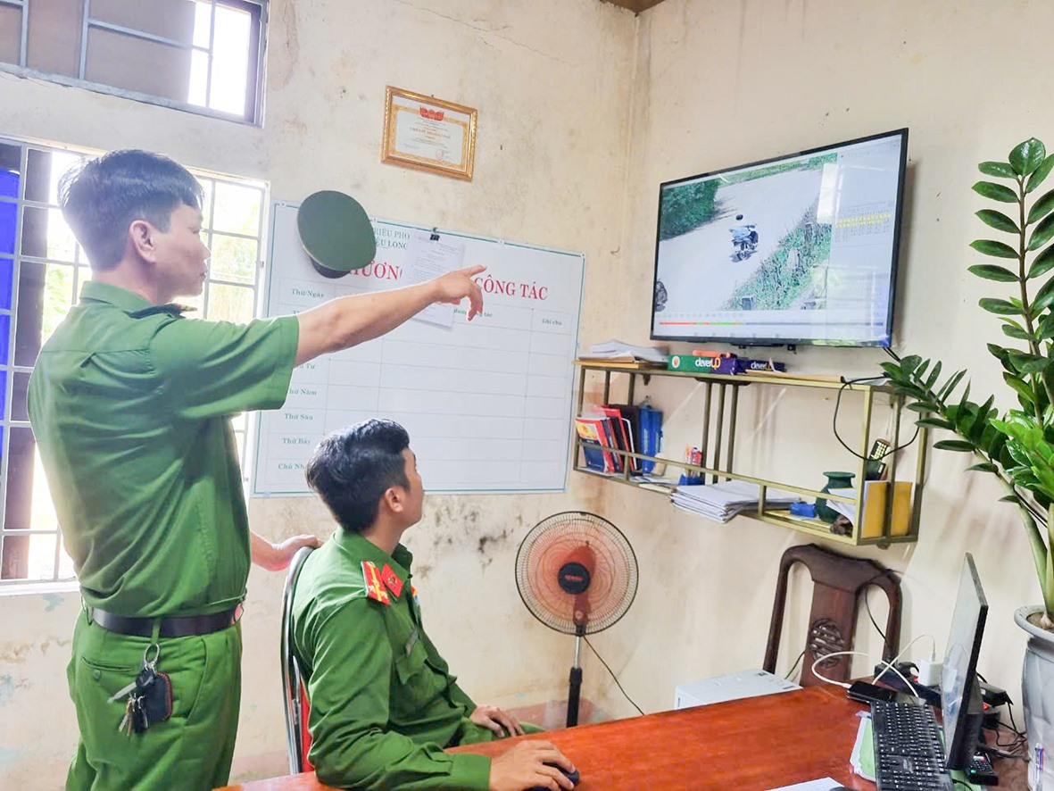 Cán bộ, chiến sĩ Công an xã Triệu Long, huyện Triệu Phong trích xuất camera an ninh tại trụ sở làm việc -Ảnh: M.L