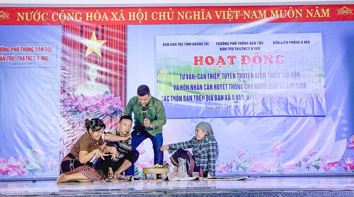 Tuyên truyền về phòng, chống tảo hôn và hôn nhân cận huyết thống bằng hình thức sân khấu hóa tại xã A Vao, huyện Đakrông -Ảnh: B.B