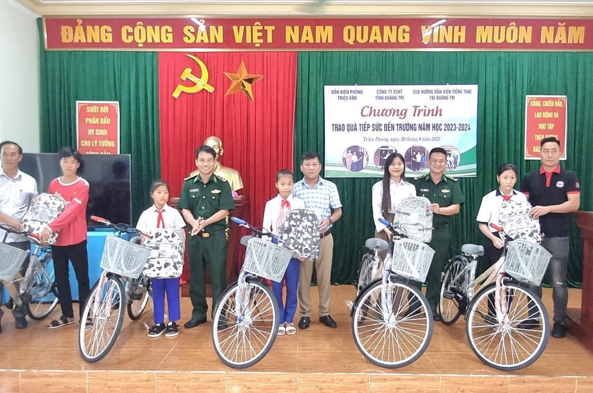 Đồn Biên phòng Triệu Vân phối hợp với các doanh nghiệp, nhà hảo tâm tặng xe đạp và học bổng cho các cháu học sinh trên địa bàn. Ảnh: Xuân Thế