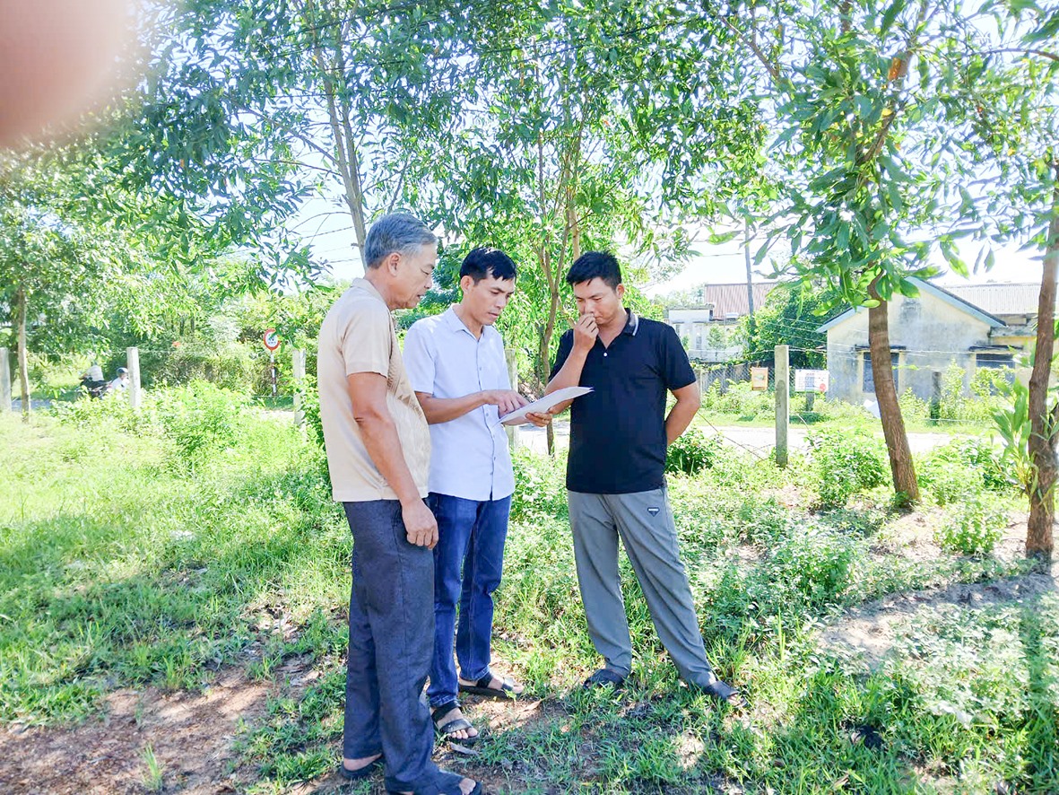 Ông Nguyễn Dư Tài (đứng giữa) tuyên truyền người dân địa phương thực hiện vệ sinh môi trường, chỉnh trang đô thị -Ảnh: NHƯ TÂM