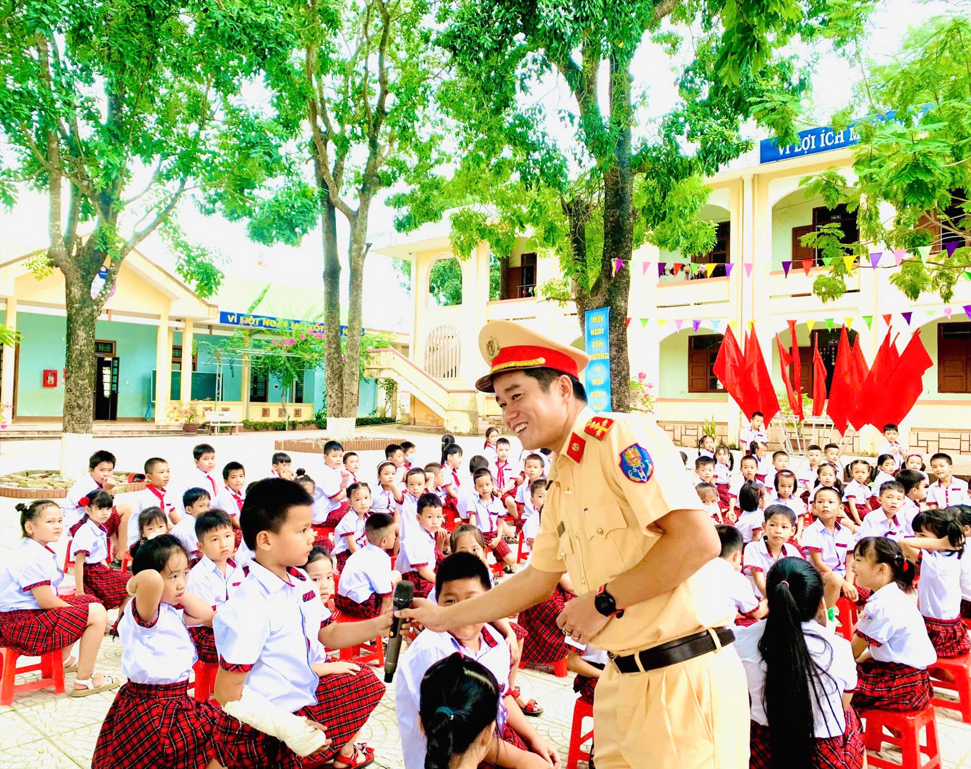 Đại úy Phan Ngọc Anh, Đội Cảnh sát Giao thông - Trật tự, Công an huyện Vĩnh Linh tuyên truyền Luật Giao thông đường bộ cho học sinh - Ảnh: NVCC