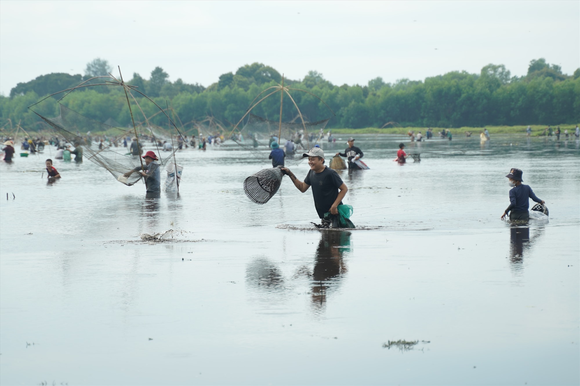 Du khách và người dân tham gia Lễ hội “Phá Trằm” Trà Lộc tại Điểm du lịch cộng đồng sinh thái Trà Lộc, xã Hải Hưng, huyện Hải Lăng - Ảnh: H.T