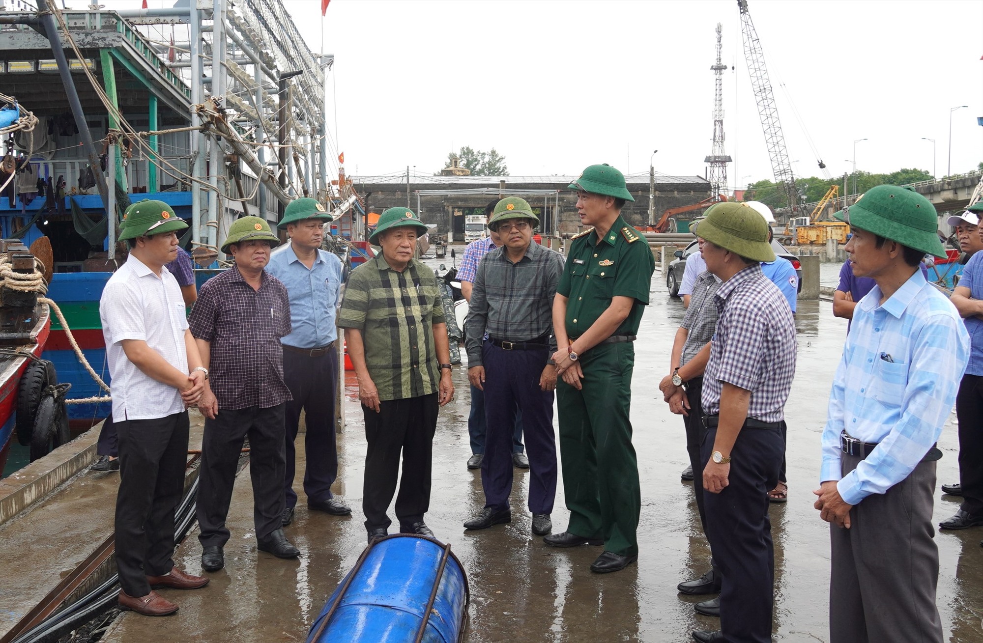 Phó Chủ tịch Thường trực UBND tỉnh Hà Sỹ Đồng kiểm tra công tác ứng phó bão số 3 tại Cảng cá Nam Cửa Việt, huyện Triệu Phong - Ảnh: TN