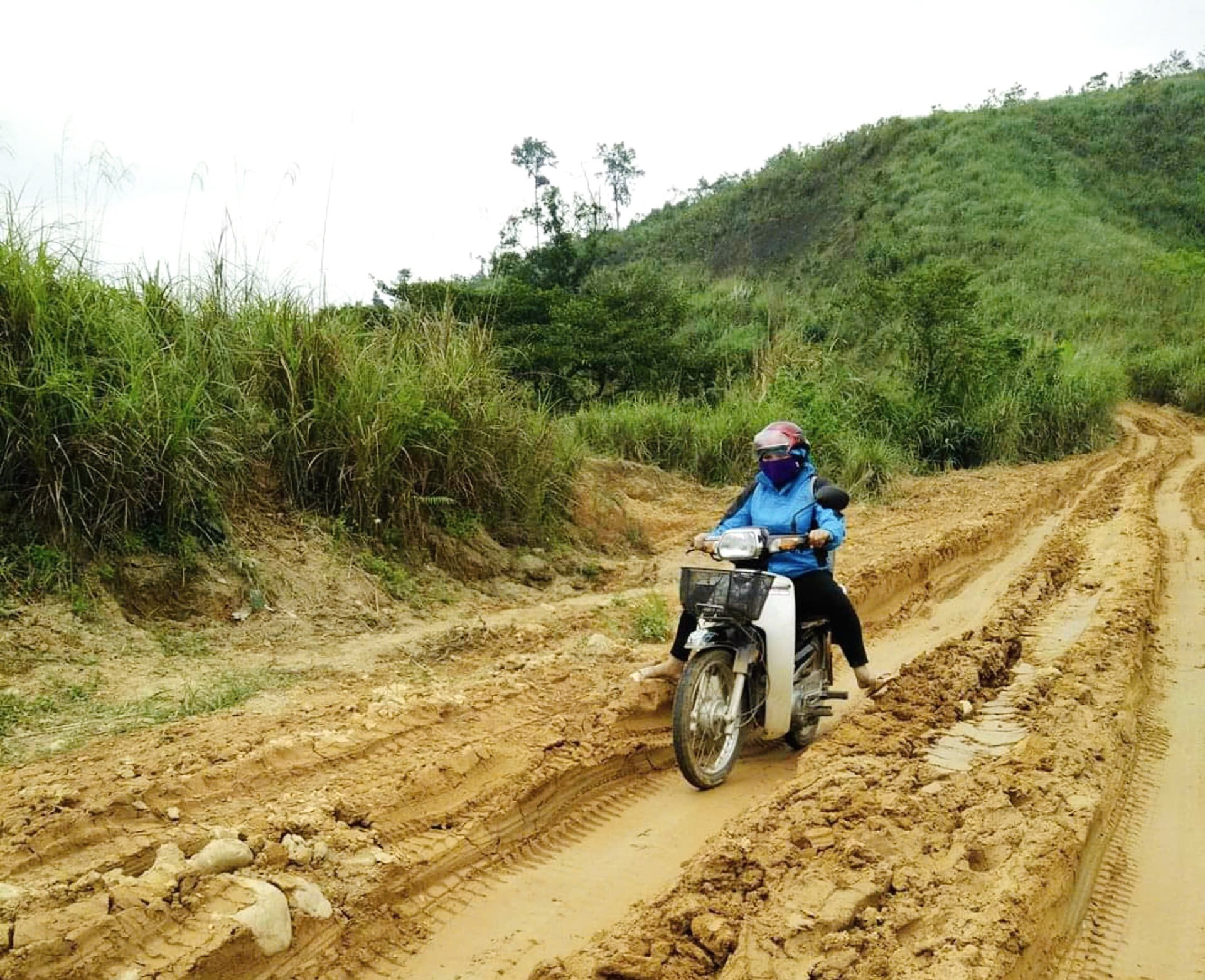 Con đường “gian nan” mà chị Ba từng lặn lội để đến cơ sở nay đã được bê tông hóa - Ảnh: NVCC