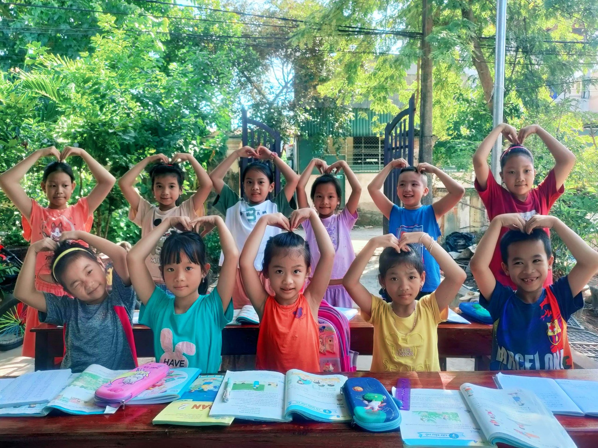 Các em nhỏ rất vui khi đến với lớp học mang tên “Cầu vồng” do Ngọc Huệ trực tiếp đứng lớp - Ảnh: Q.H