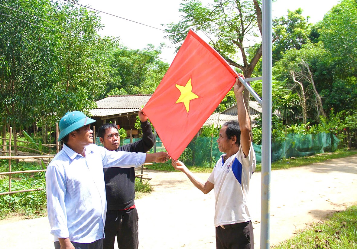 Anh Hồ Văn Thư (ngoài cùng, bên trái) luôn gần gũi, gắn bó với dân bản -Ảnh: M.Đ