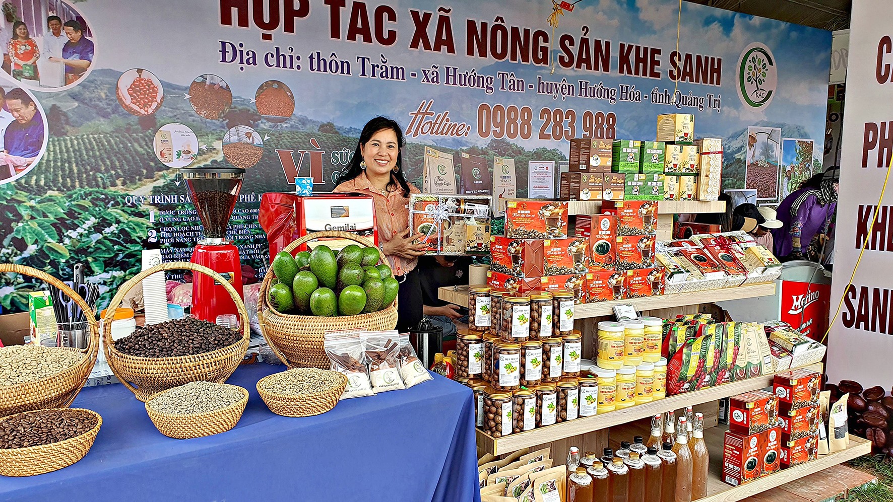 Các sản phẩm OCOP của Hợp tác xã nông sản Khe Sanh đều được đưa lên các nền tảng số để khách hàng có thể dễ dàng tiếp cận - Ảnh: L.A