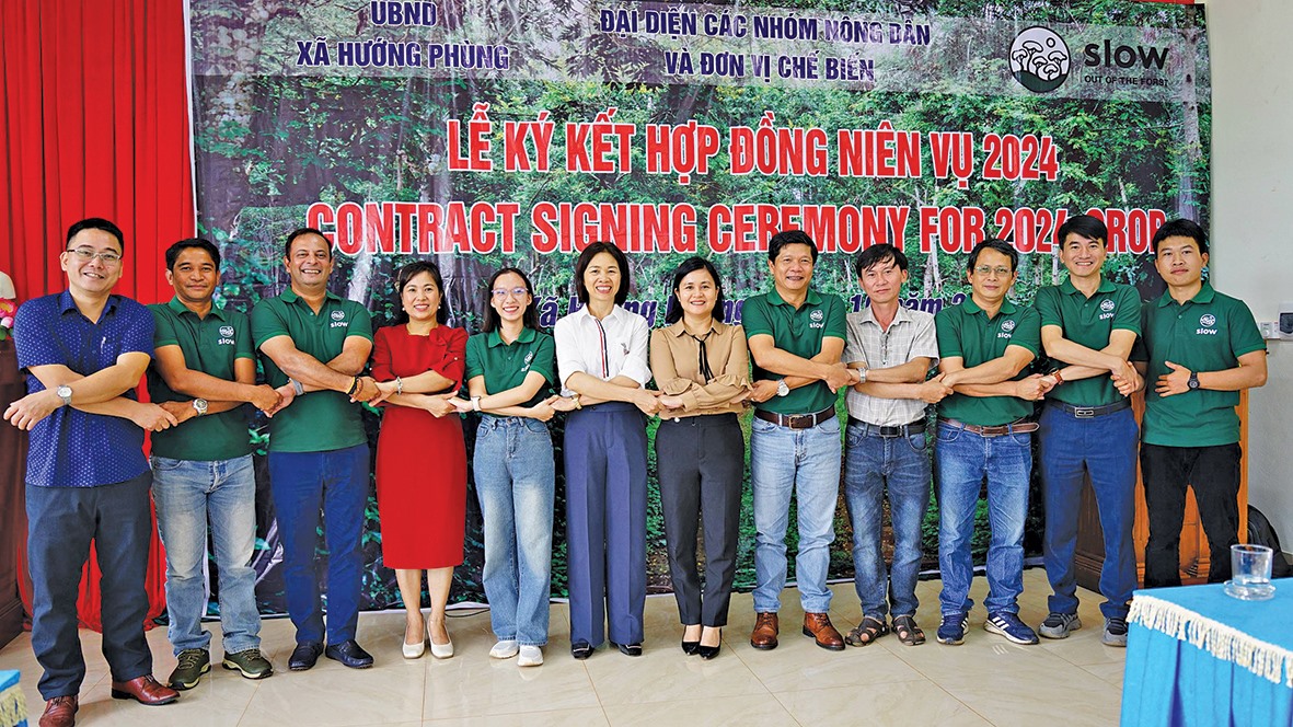 Ký kết hợp đồng thu mua cà phê niên vụ 2024 giữa Công ty TNHH Slow Việt Nam với các đơn vị chế biến, hợp tác xã, nông dân trồng cà phê tại huyện Hướng Hóa - Ảnh: L.A