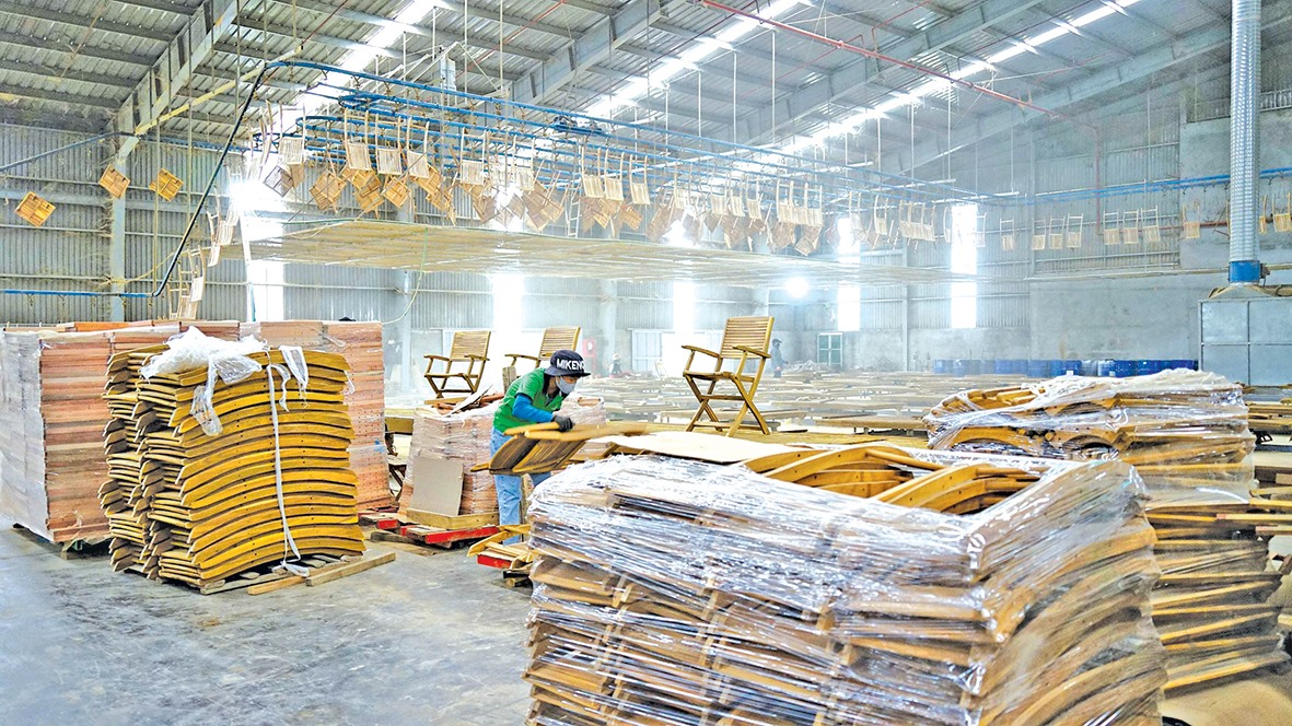 Sản xuất đồ gỗ xuất khẩu tại Công ty TNHH Tiến Phong Cam Lộ - Ảnh: L.A