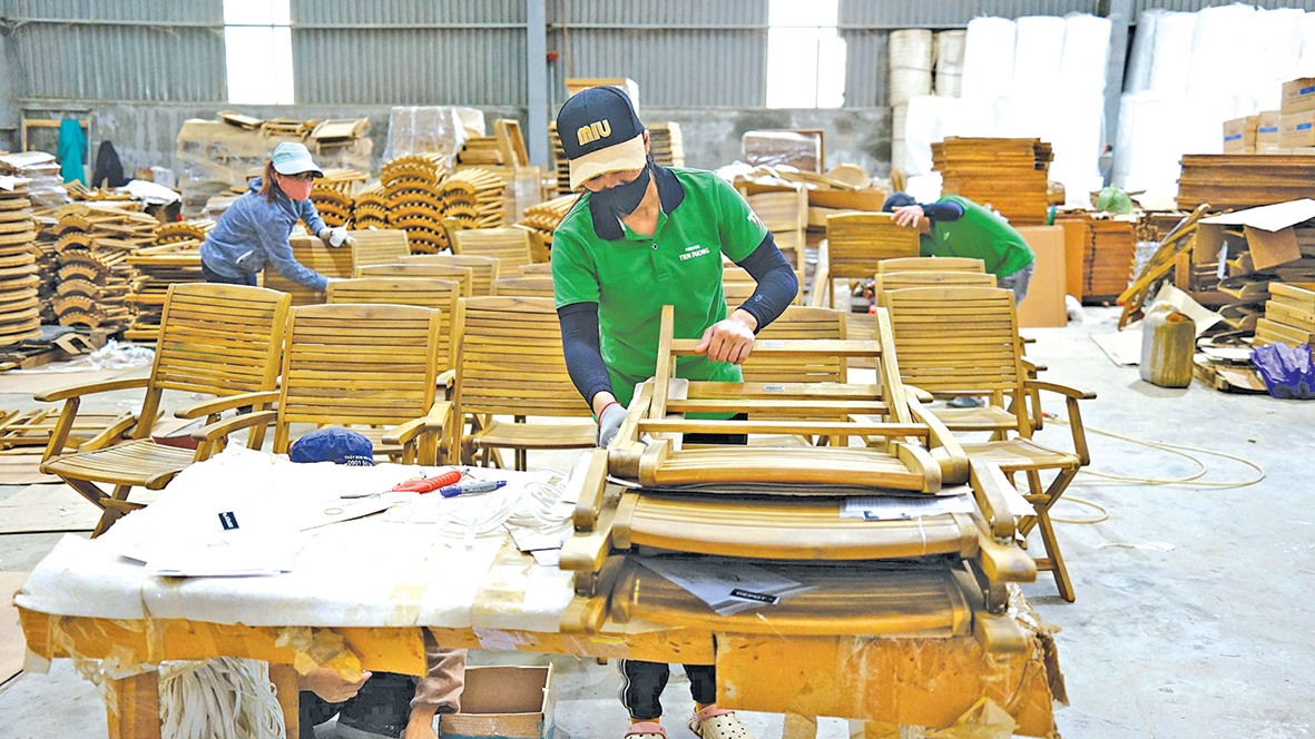 Sản xuất đồ gỗ xuất khẩu tại Công ty TNHH Tiến Phong Cam Lộ - Ảnh: L.A