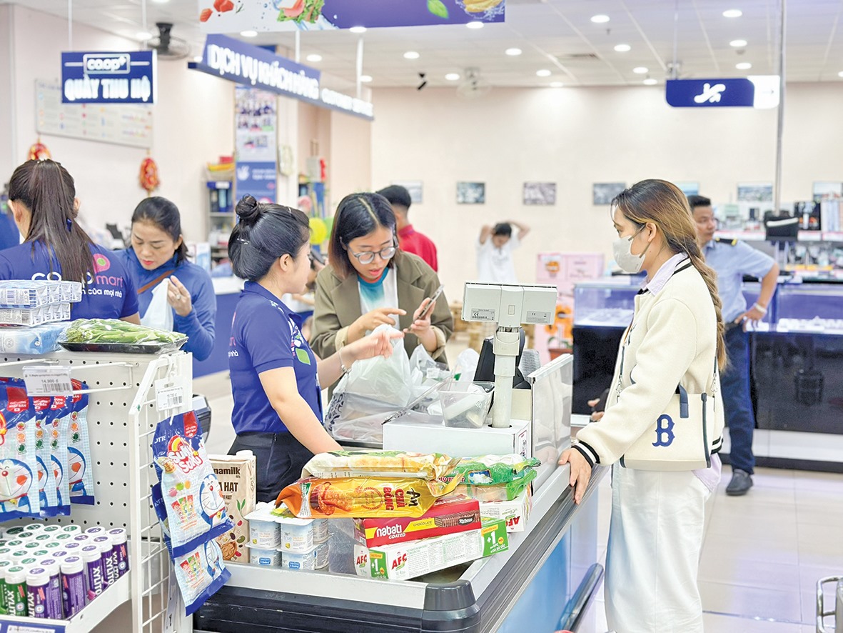 Siêu thị Co.opmart Đông Hà áp dụng hình thức thanh toán không dùng tiền mặt - Ảnh: H.T