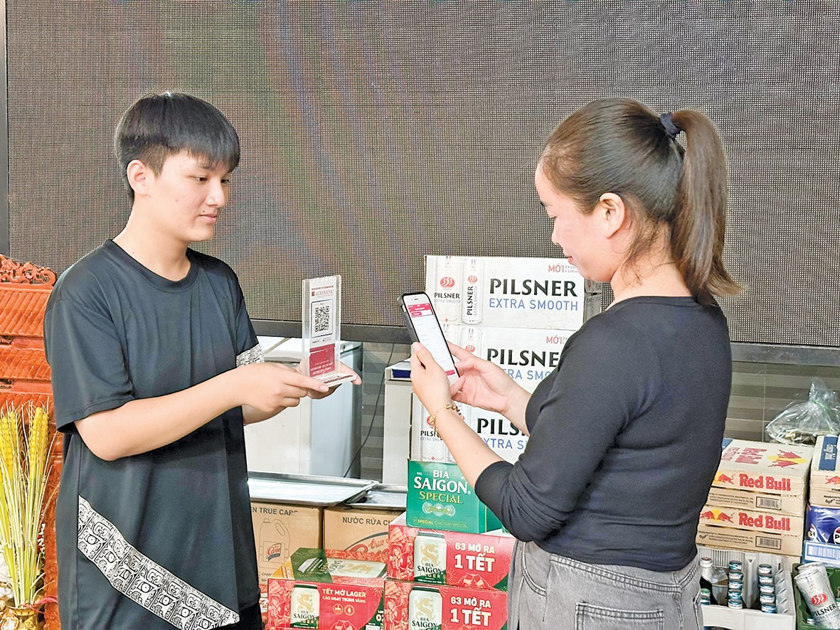 Thanh toán không dùng tiền mặt mang lại nhiều tiện ích cho người dân TP. Đông Hà khi mua sắm, sử dụng các dịch vụ - Ảnh: H.T