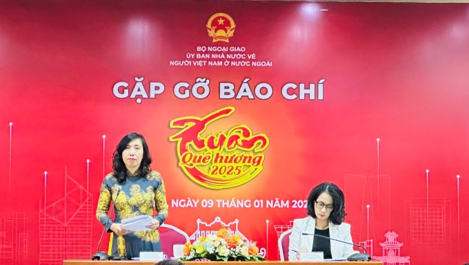 Thứ trưởng Bộ Ngoại giao Lê Thị Thu Hằng, Chủ nhiệm Ủy ban Nhà nước về người Việt Nam ở nước ngoài thông tin tại buổi gặp gỡ báo chí về chương trình Xuân Quê hương 2025 chiều 9/1 (Ảnh: VGP).