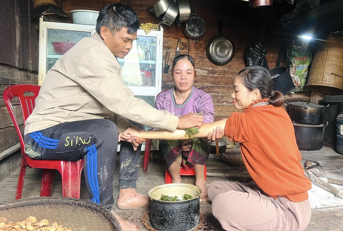 Anh Thuần bó thuốc cho một bệnh nhân đến nhà chữa bệnh xương khớp - Ảnh: M.L